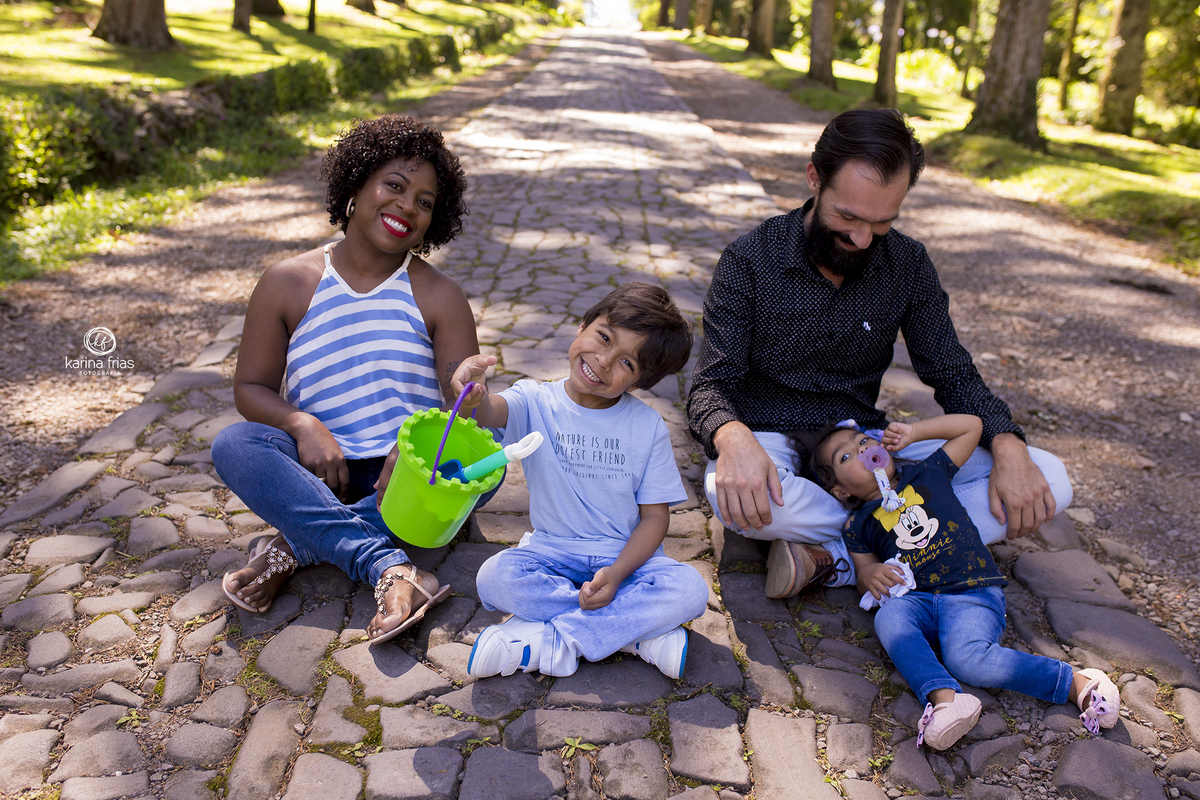 no ensaio externo de familia, os modelos posam para a fotografa de familia de caxias do sul, karina frias