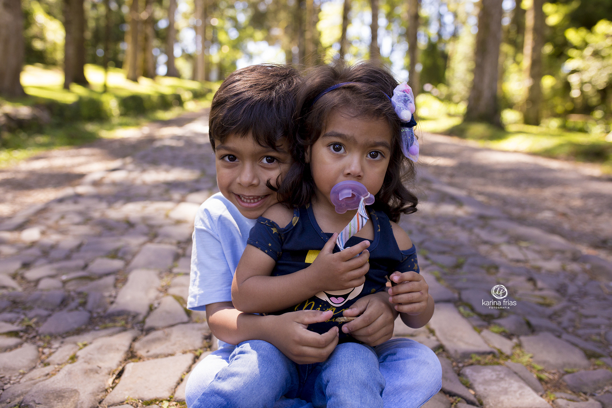 o irmao abraça a irma nas fotos externas