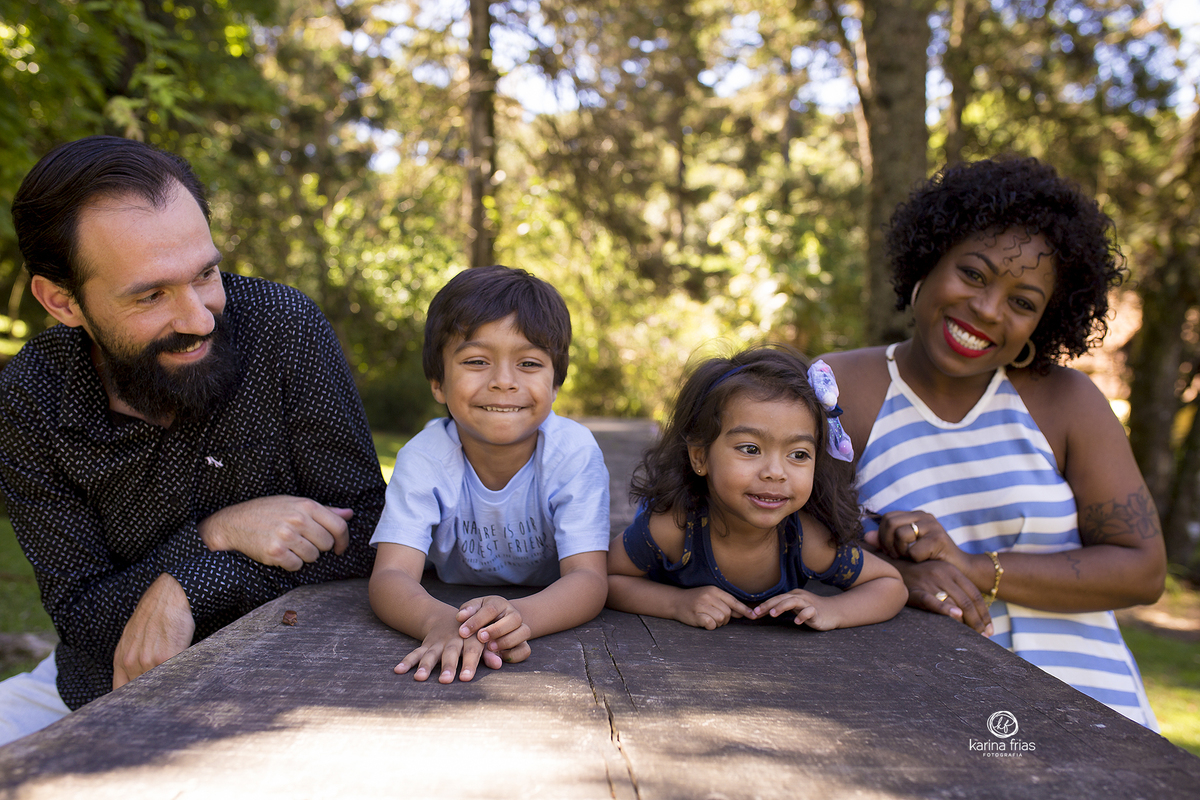 a familia posa para a fotografa de familia de caxias do sul, rs