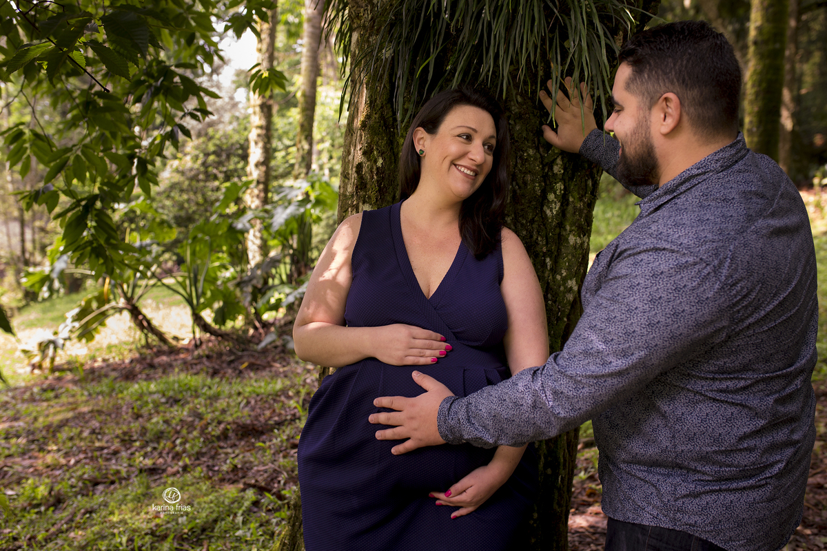 no ensaio de gestante, o pai olha para a mae