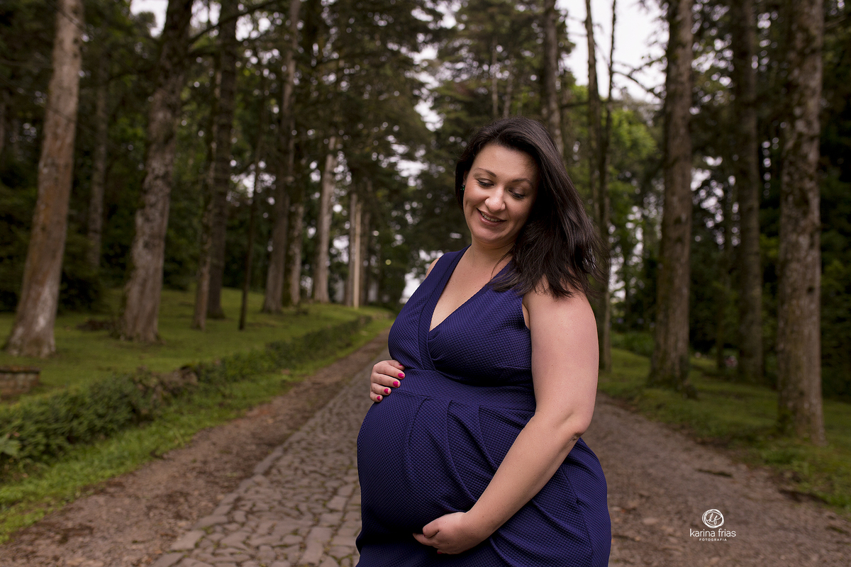 a gestante posa para a fotografa de gestante de caxias do sul, karina frias