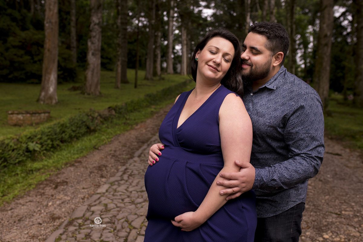 os pais se abraçam no ensaio de gestante externo
