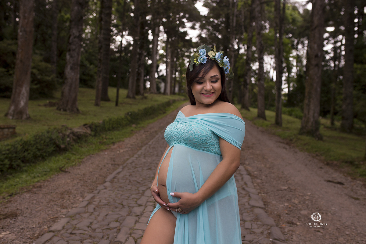 a gestante posa para a fotografa de gestante de caxias do sul-rs
