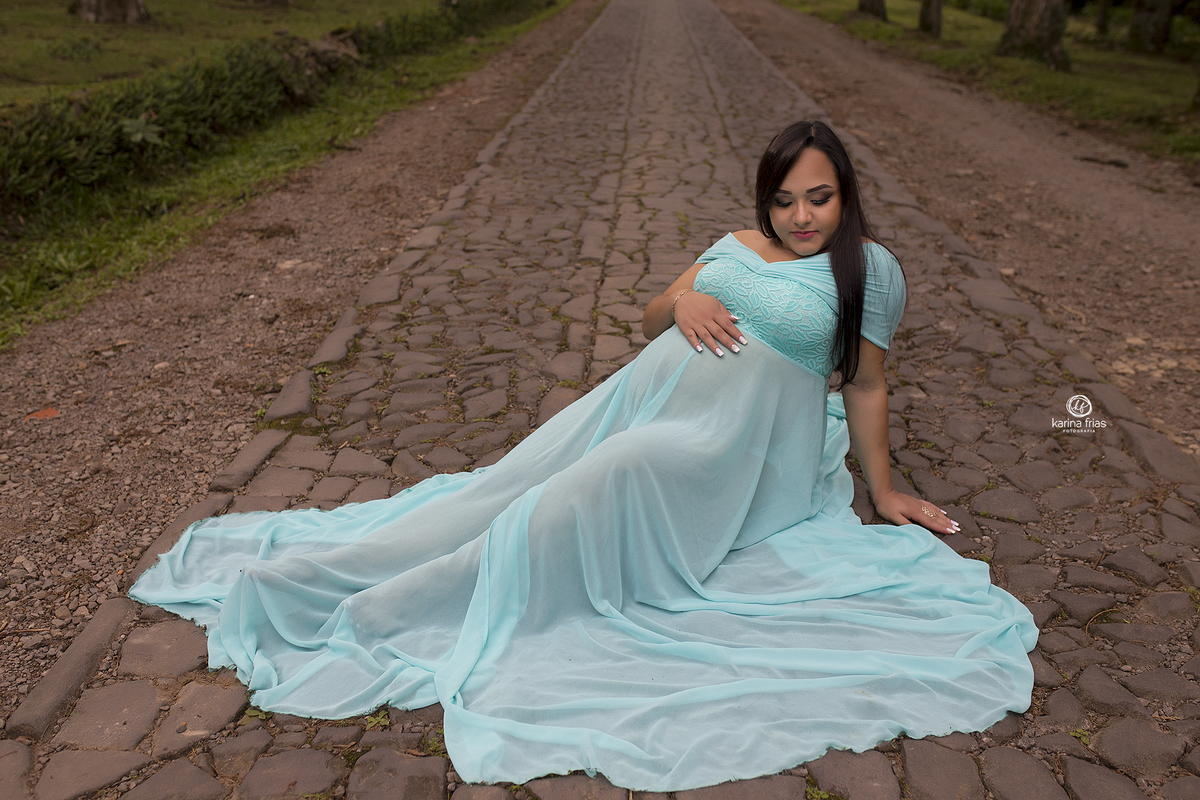 no ensaio de gestante, a mae esta sentada no chao