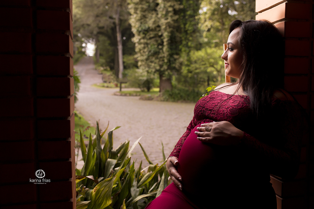 a fotografa de familia de caxias do sul, registra a gestante olhando pela janela