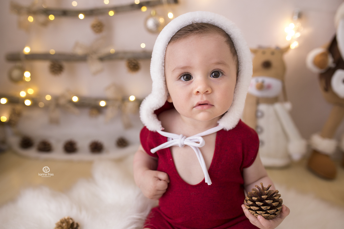 a criança olha para a fotografa de caxias do sul, karina frias