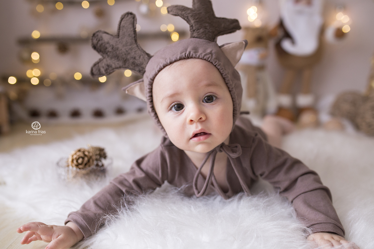 o menino fica de bruços para as fotos infantis