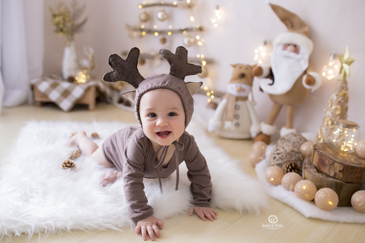 o menino sorri para a fotografa infantil de caxias do sul, karina frias