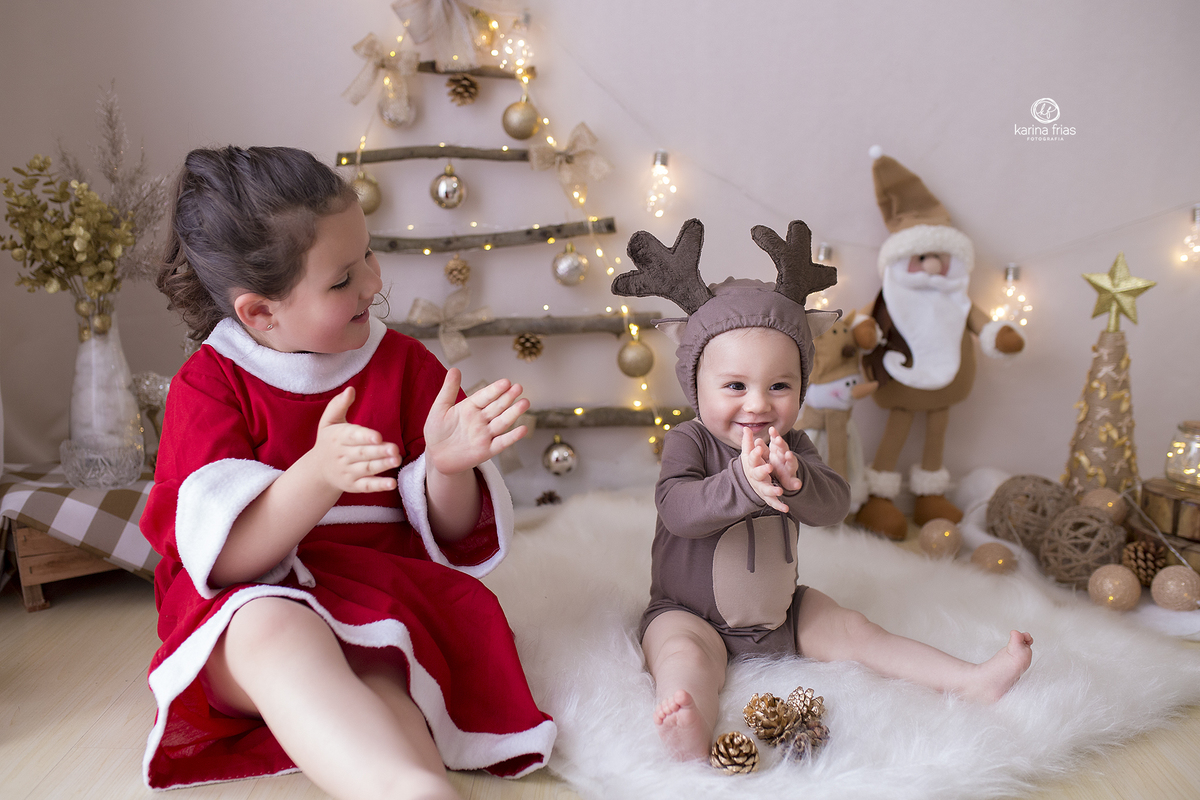 os irmãos batem palma durante a sessão de fotos de natal