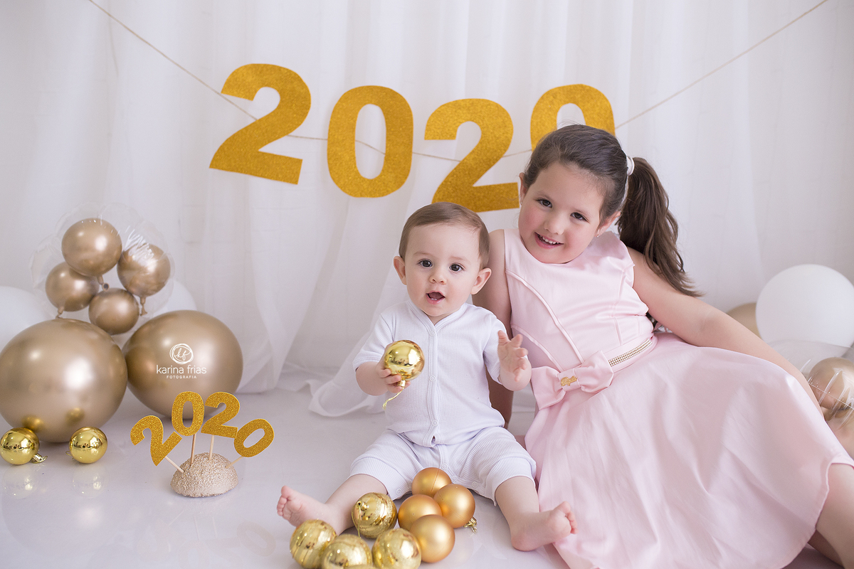 os irmãos estao sentados no cenario de ano novo em caxias do sul, rs