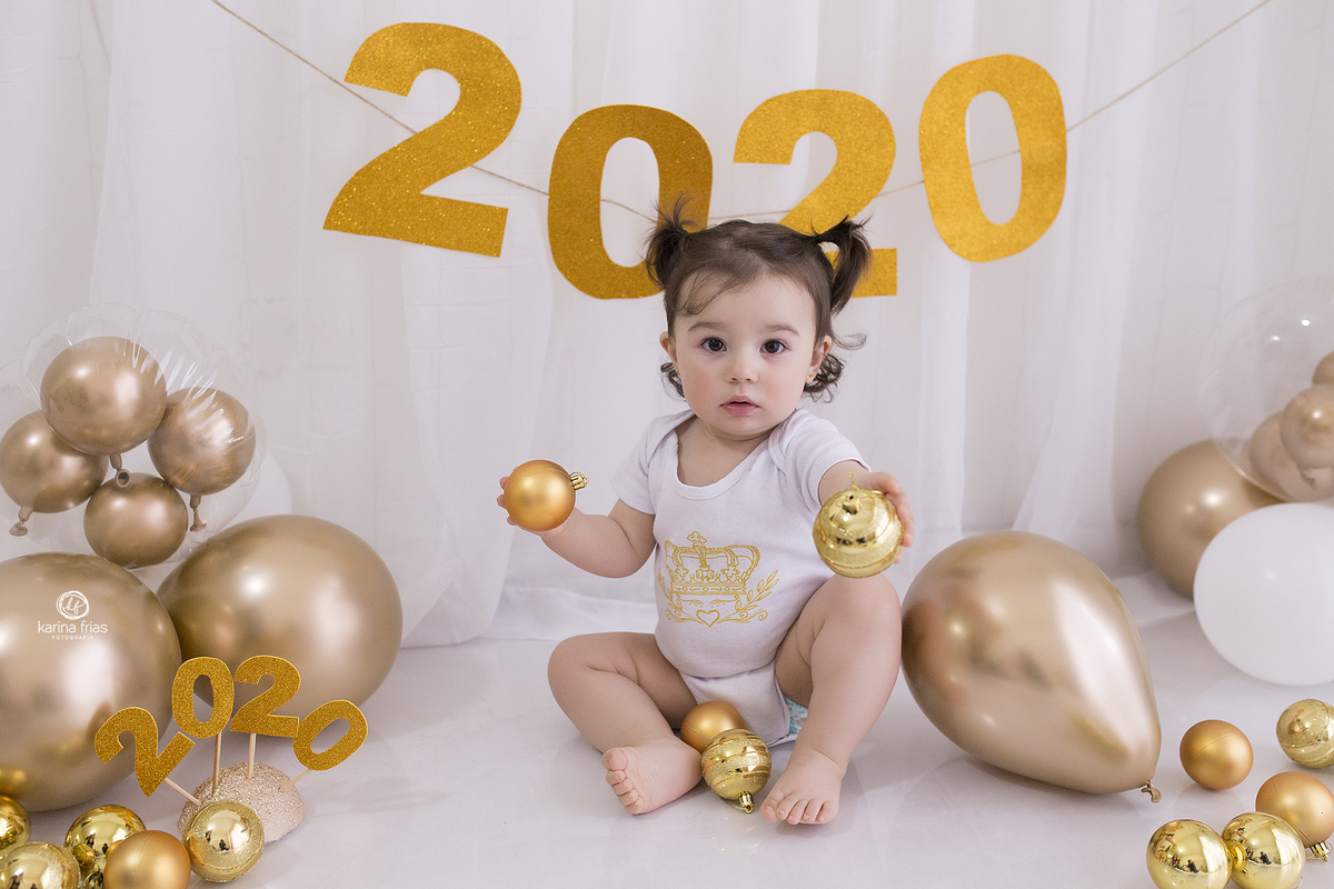a menina fez uma sessão de fotos com o tema ano novo