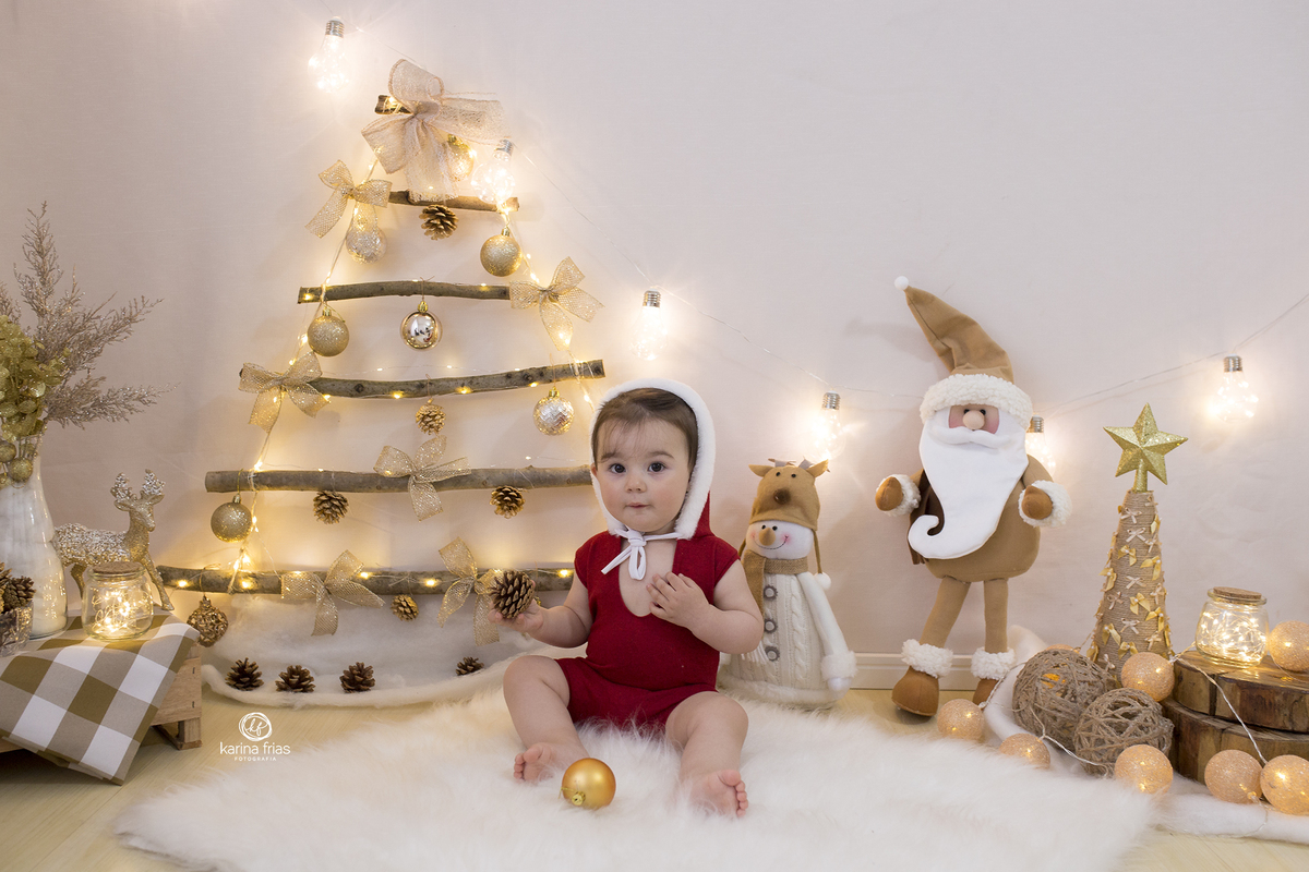 a menina esta vestida com roupas de nata para a sessão de fotos