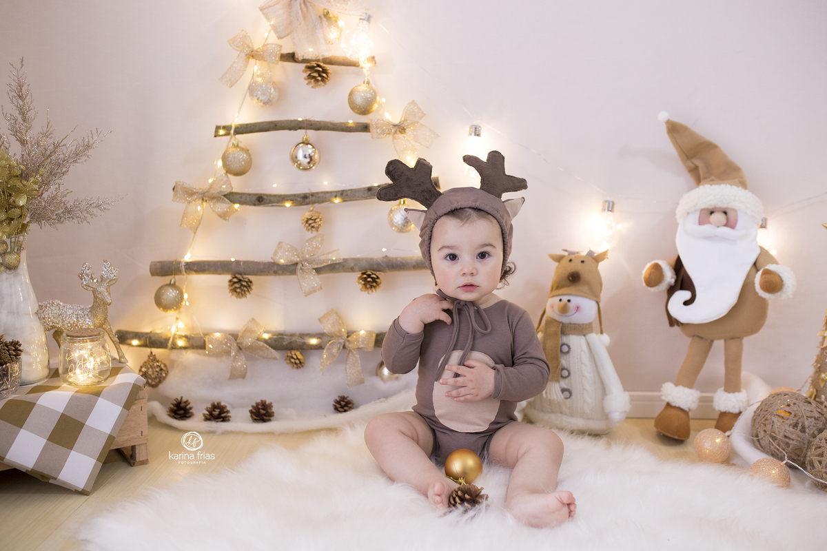 a menina esta sentada no cenario de natal