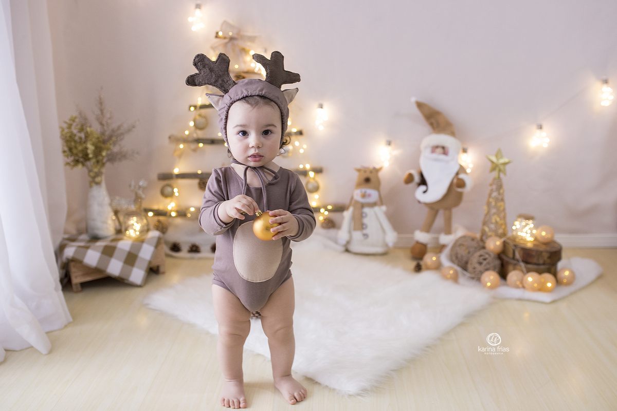 a criança fica de pé na sessão de fotos infantis