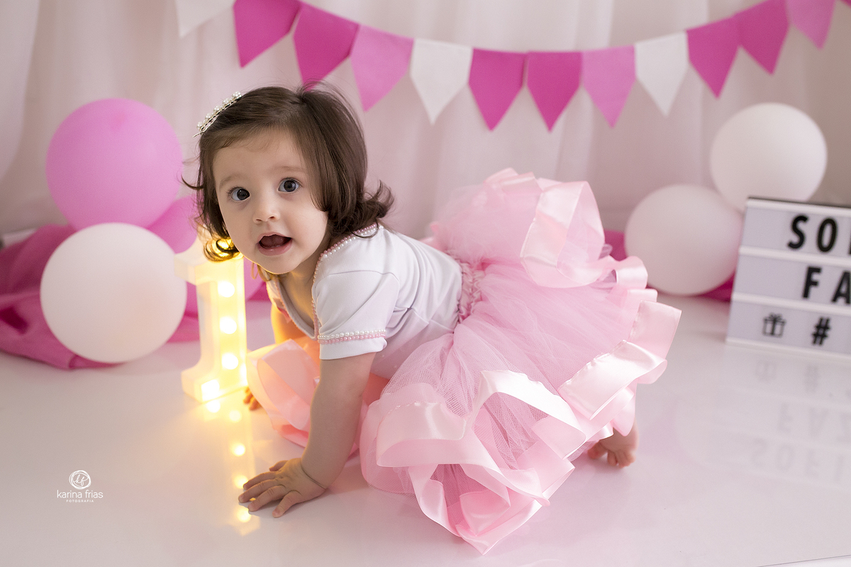 a menina esta sentada no cenario