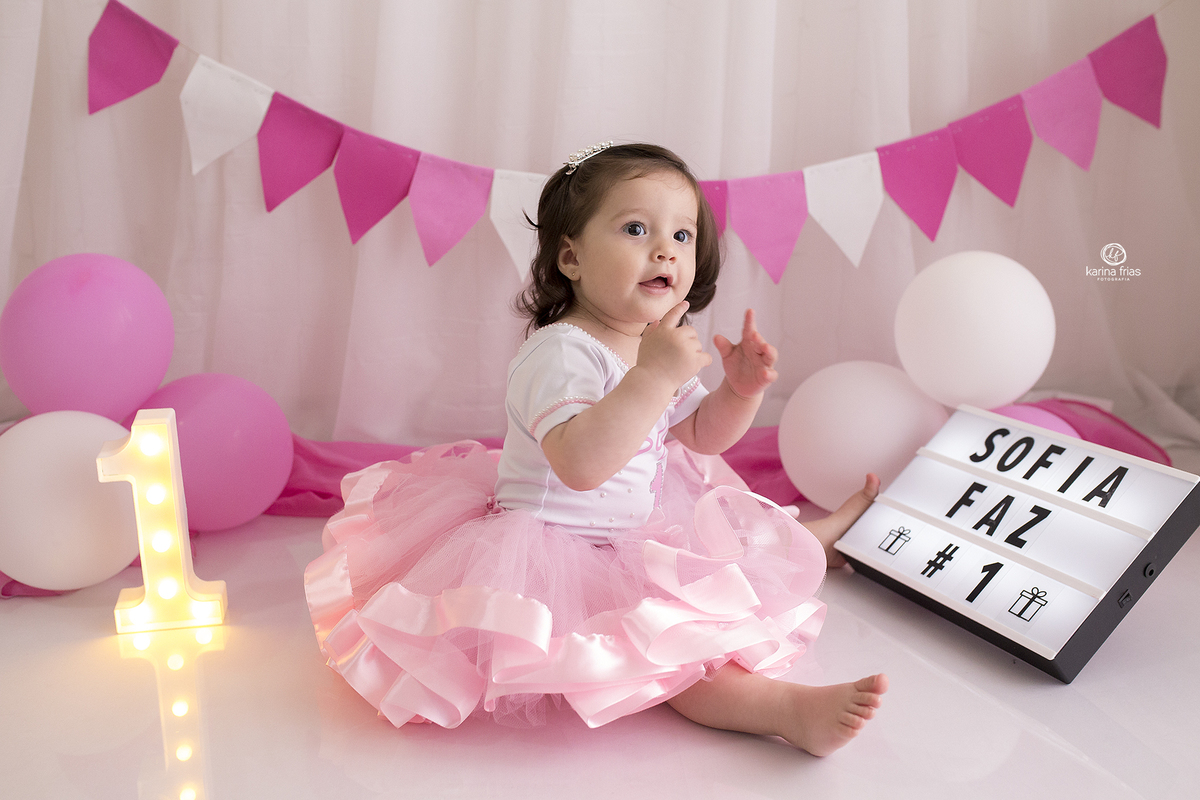 a menina sorri para a fotografa de familia de caxias do sul, karina frias