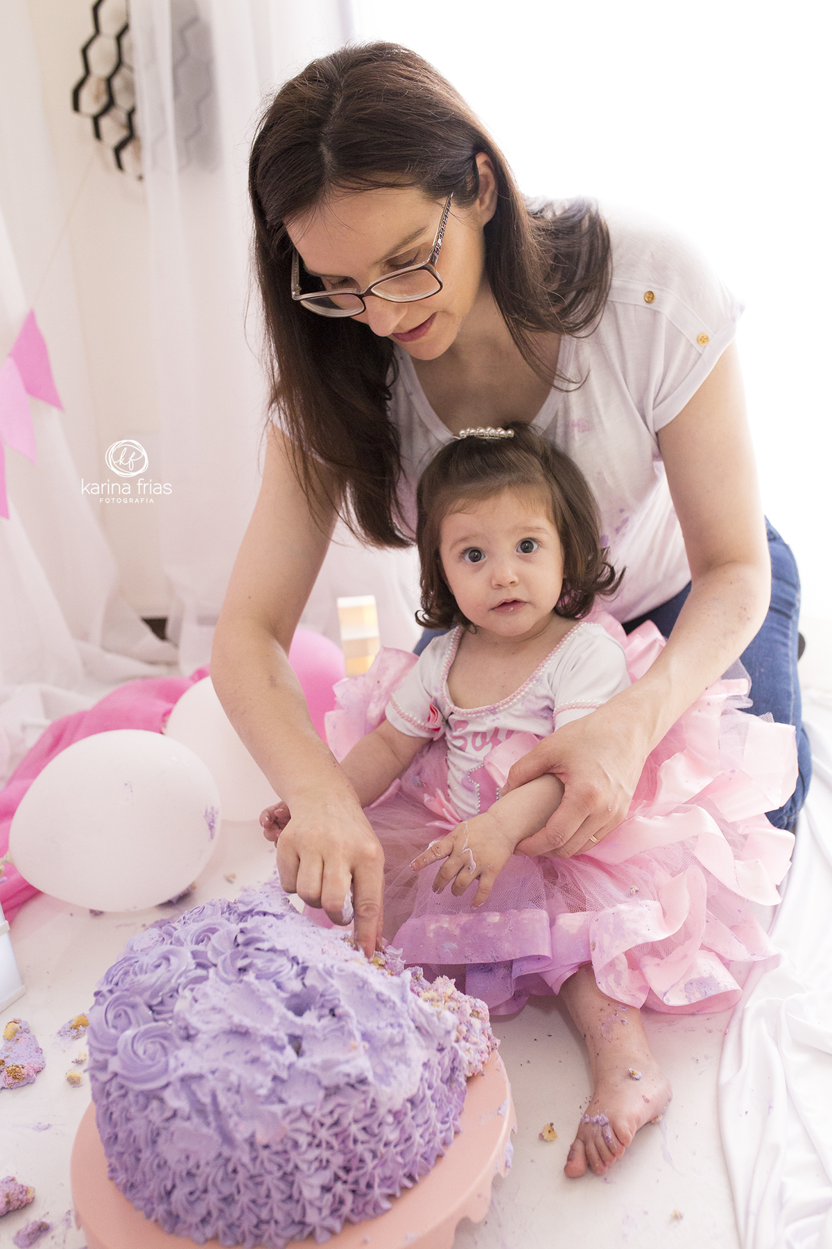 a mae ajuda a filha durante o ensaio