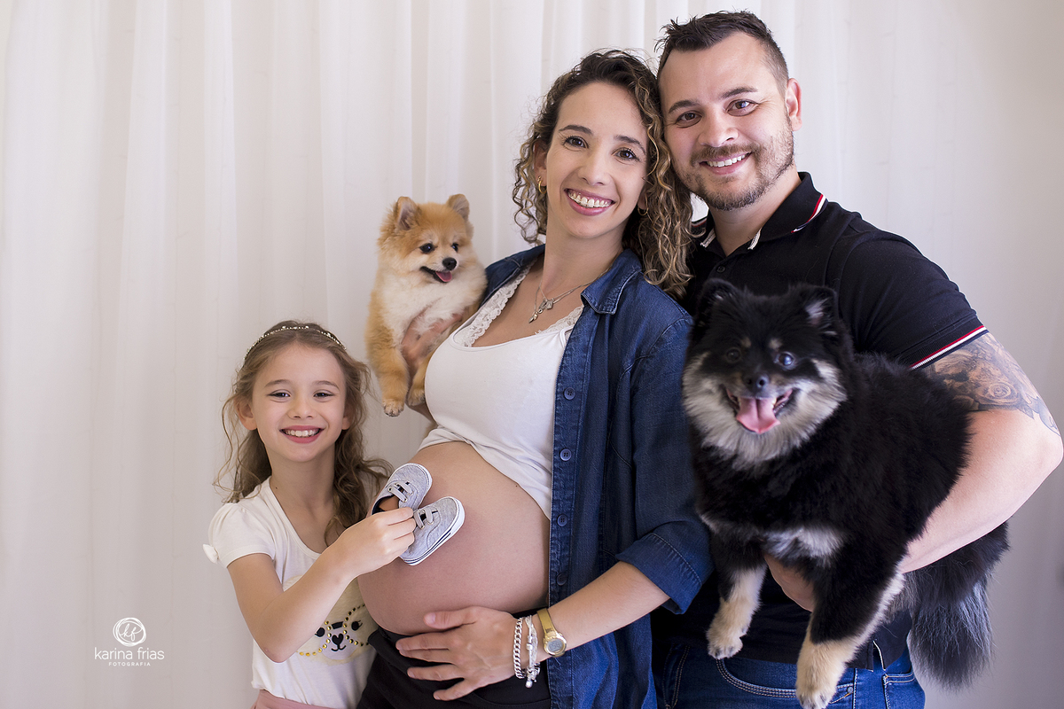 no ensaio em familia, os modelos posam com seus animais