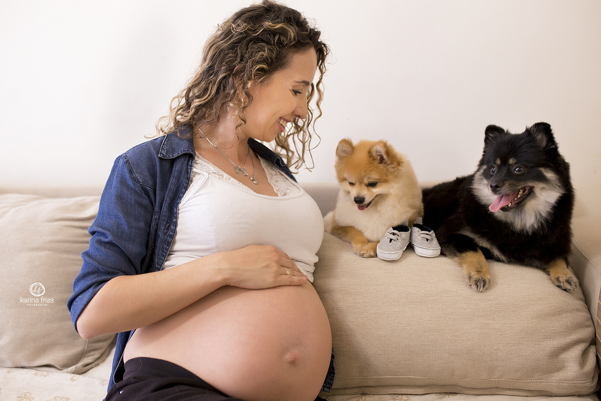 a gestante posa com os animais durante sessão de fotos