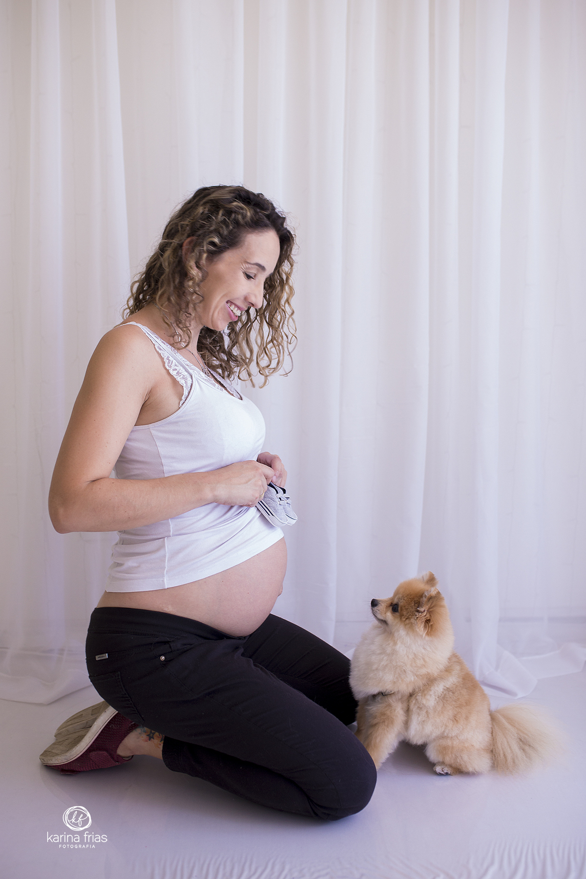 o cachorrinho olha para a barriga da gestante no ensaio em estudio em caxias do sul-rs