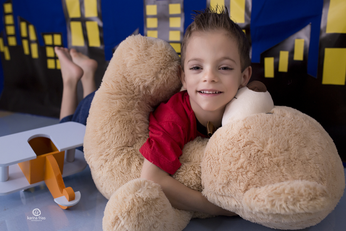 no ensaio em estudio a criança deita no urso