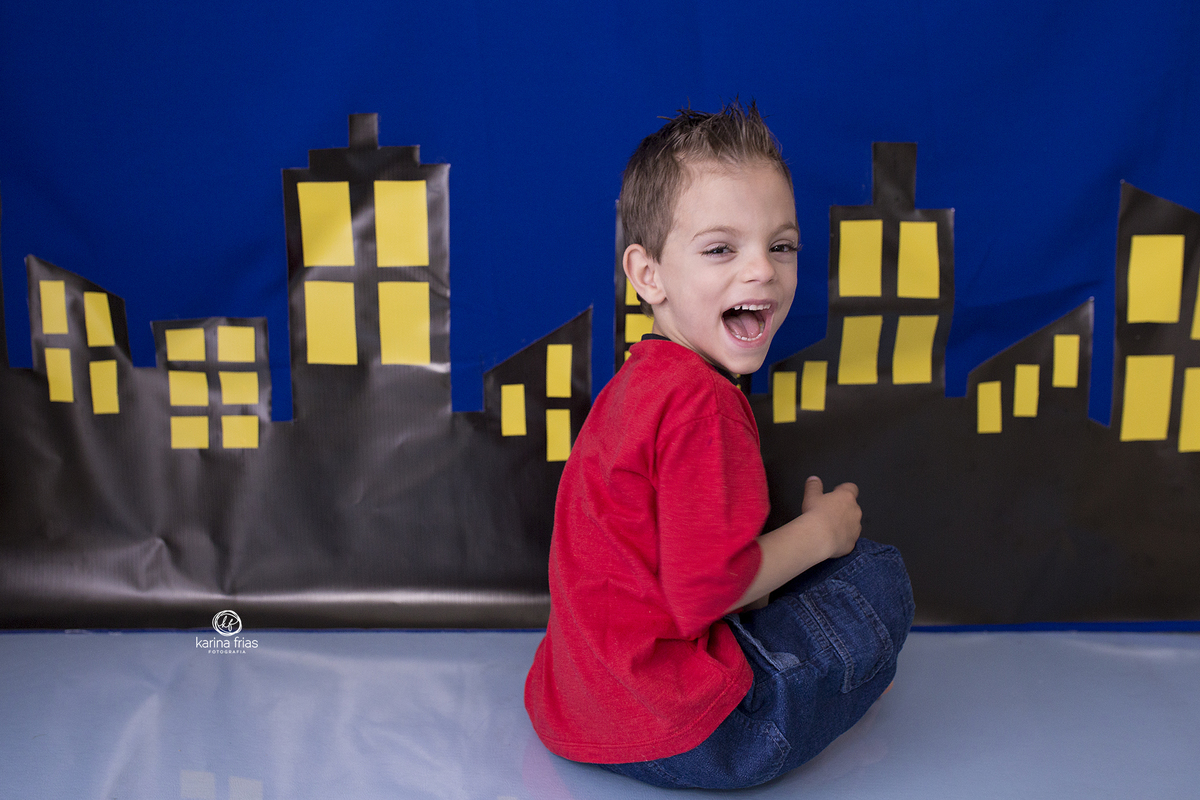 o menino sorri para a fotografa de familia de caxias do sul