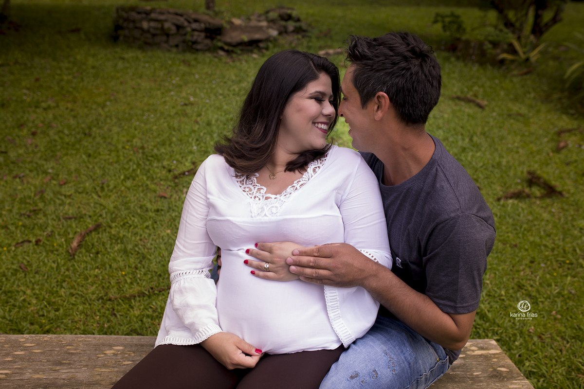 os pais trocam caricias durante ensaio de gestante externo