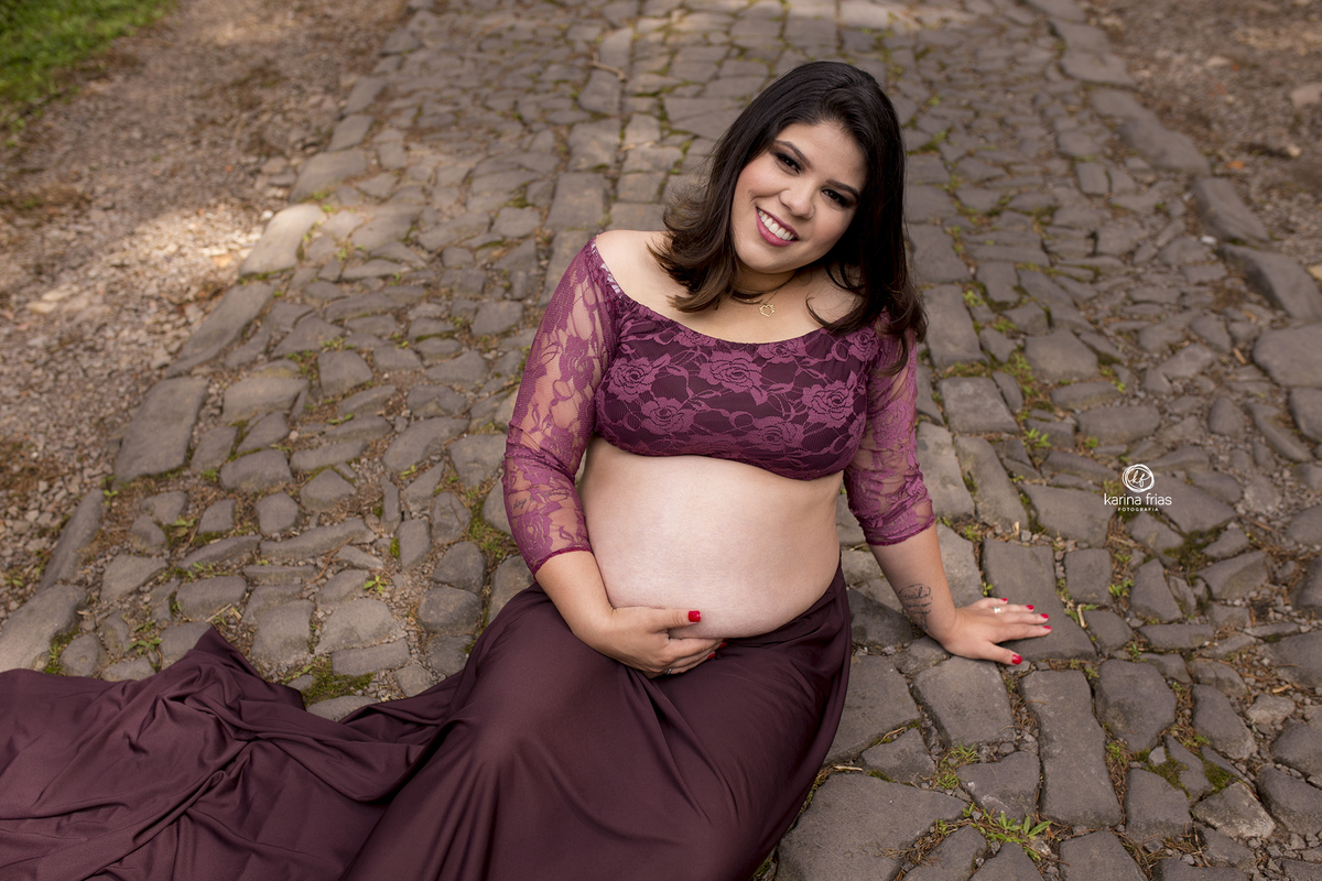 a gestante olha para a fotografa de familia de caxias do sul,rs