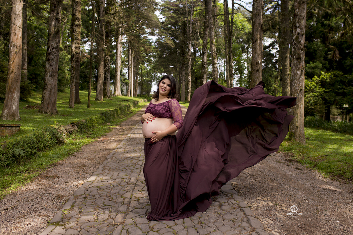 no ensaio de gestante jogamos o tecido do vestido