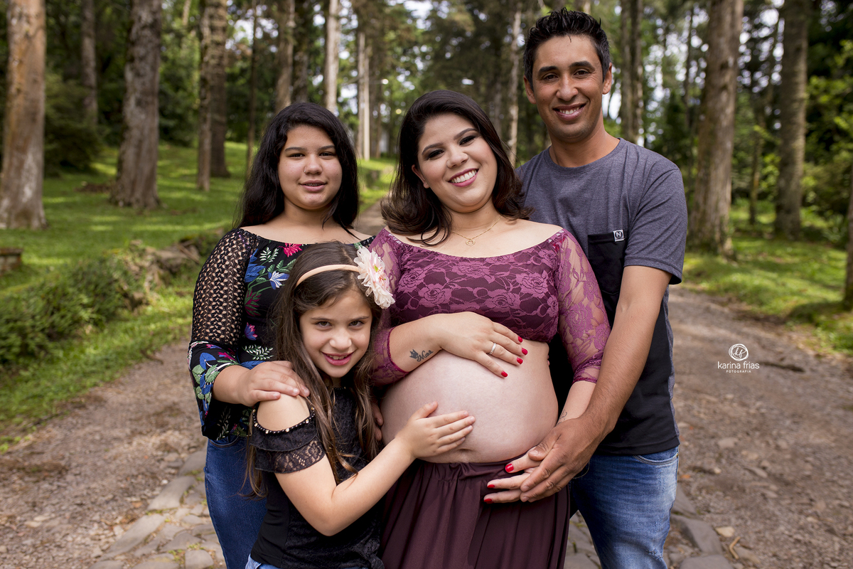 a familia posa para a fotografa de gestante de caxias do sul-rs