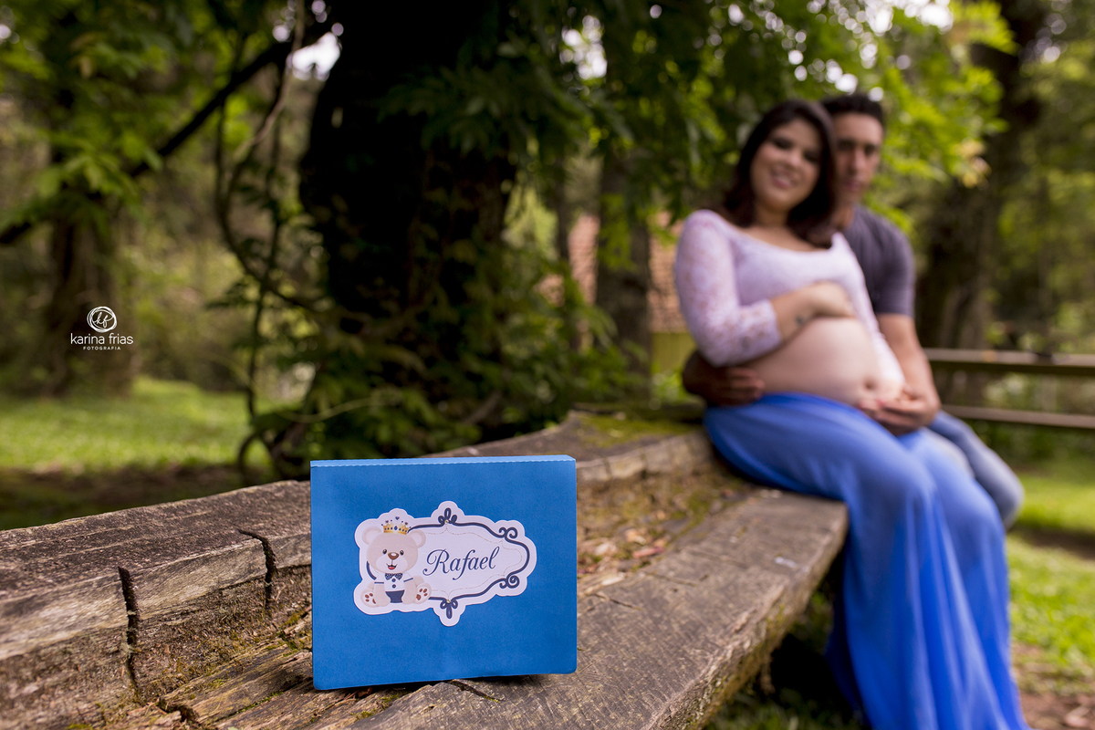 os pais ficam desfocados ao fundo no ensaio externo