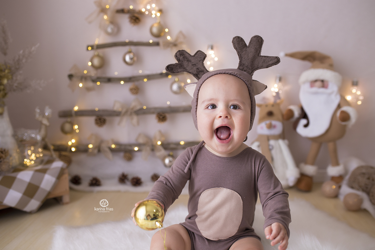 o menino sorri para a fotografa de infantil de caxias do sul