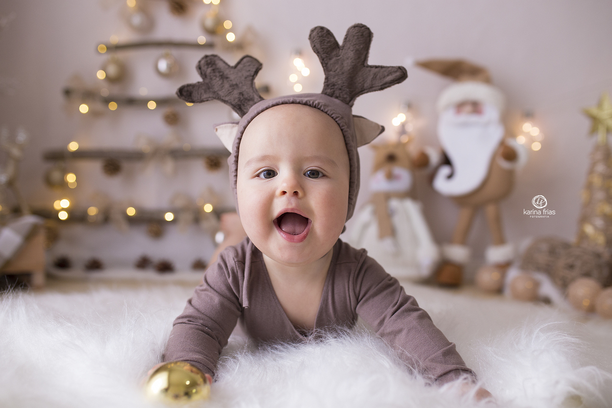 o menino esta vestido de rena para as fotos de natal