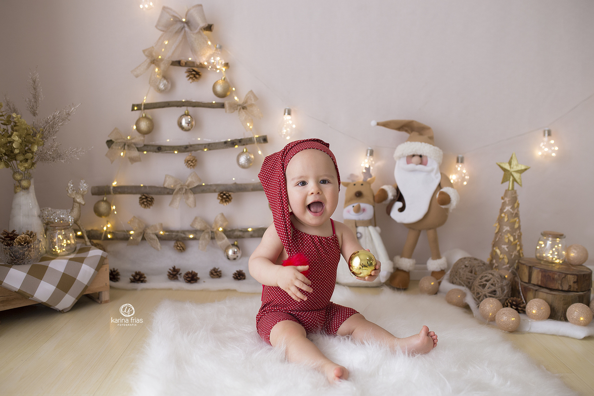 o menino posa para a as fotos do acompanhamento mensal em caxias do sul