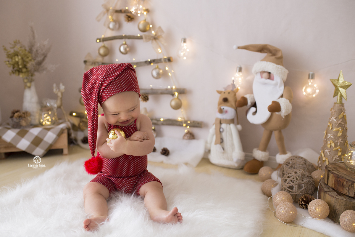o menino se abraça durante a sessão de fotos de natal