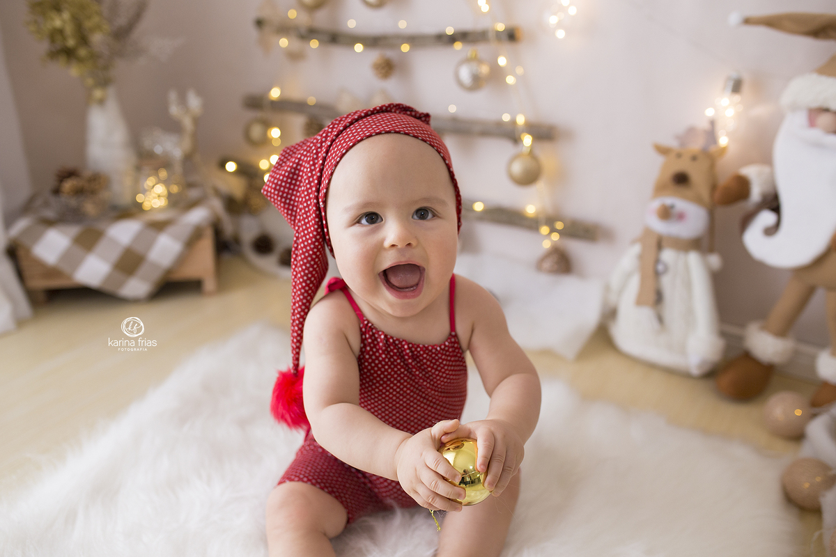 no ensaio de natal o bebe segura a bola