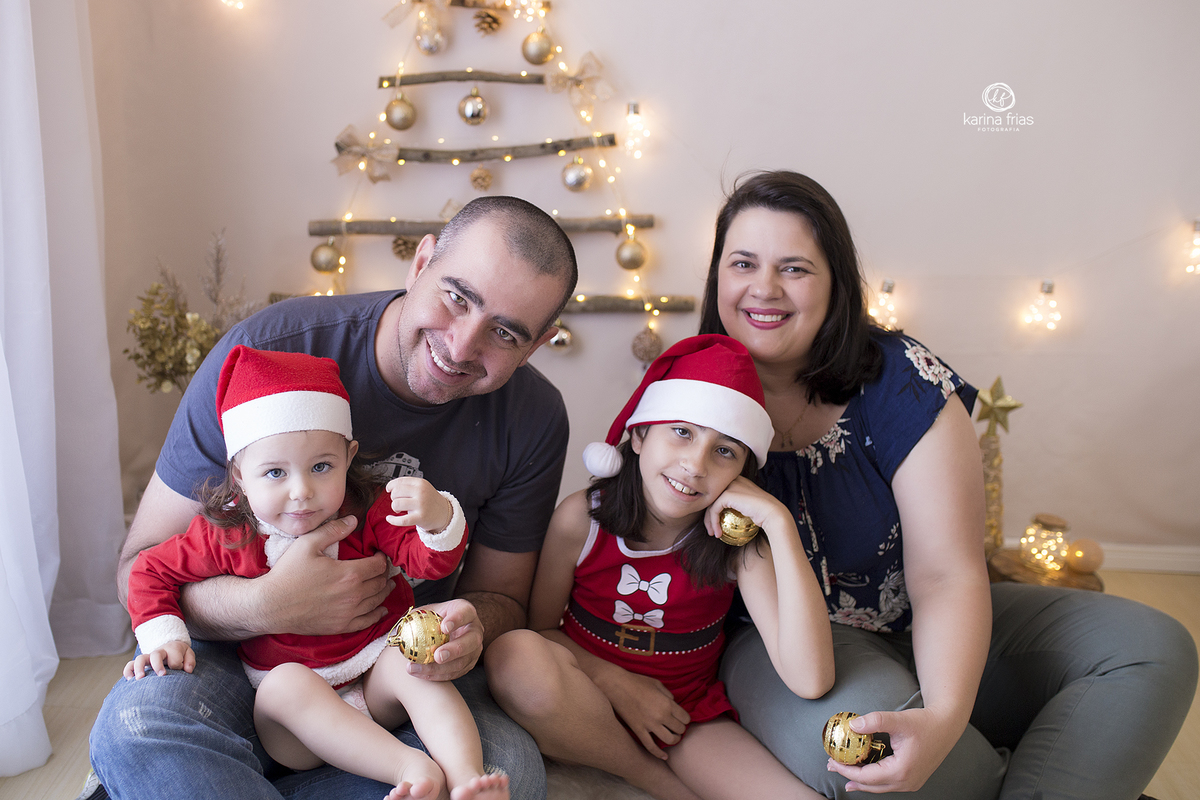 a familia participa das fotos de natal das filhas