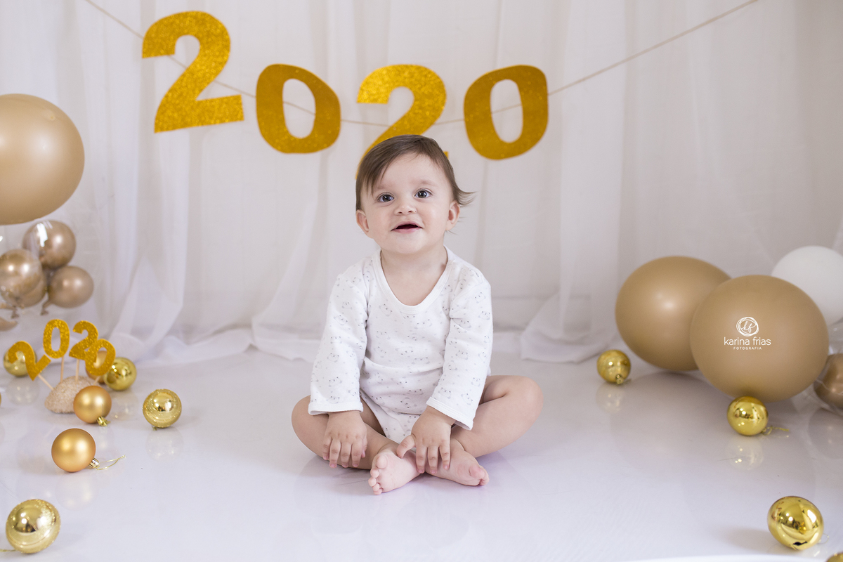 no acompanhamento mensal o bebe esta no cenario de ano novo
