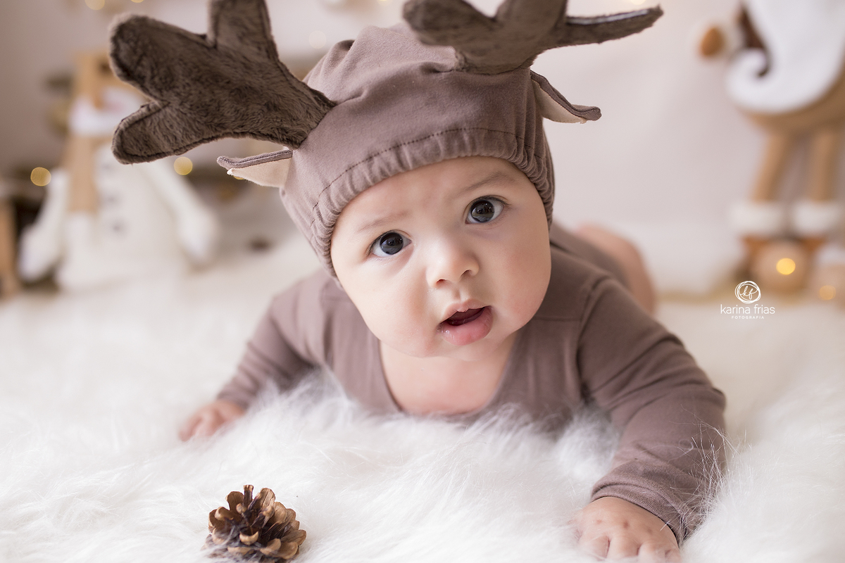 a criança esta deitada para as fotos infantis