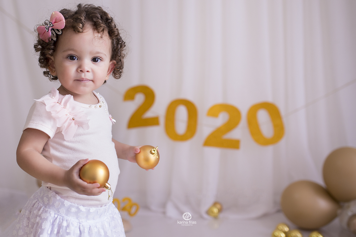 a menina esta de pe no cenario de ano novo