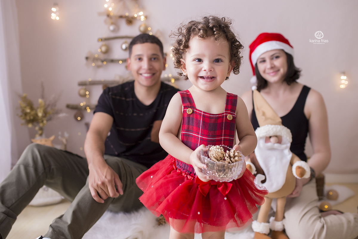 no ensaio de natal a menina segura as pinhas