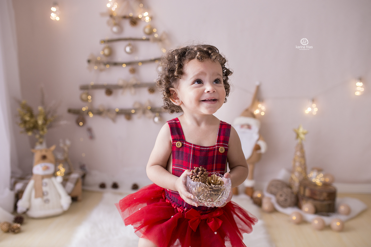 a menina esta sorrindo para a fotografa de familia de caxias do sul, karina frias