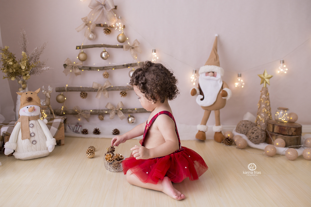 a menina brinca no cenario de natal