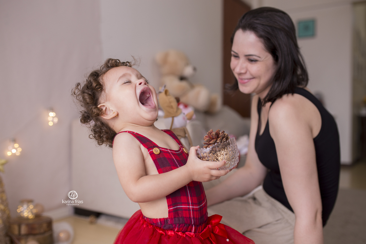 a menina sorri durante sessão de fotos