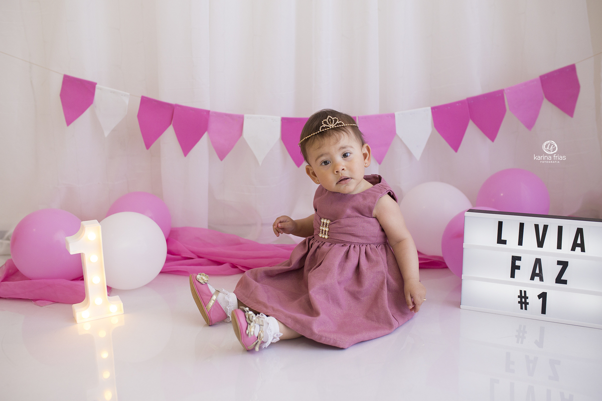 a criança esta sentada no cenario smash