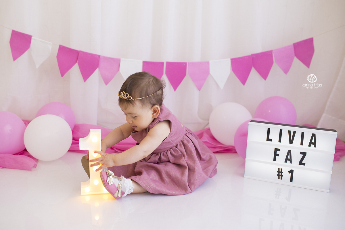 a bebe segura o numero durante sessão infantil