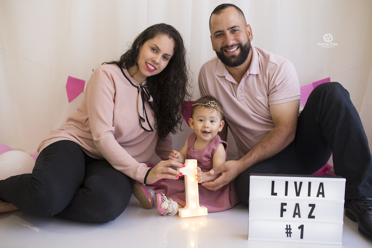 os pais posam com a filha para a sessão de fotos