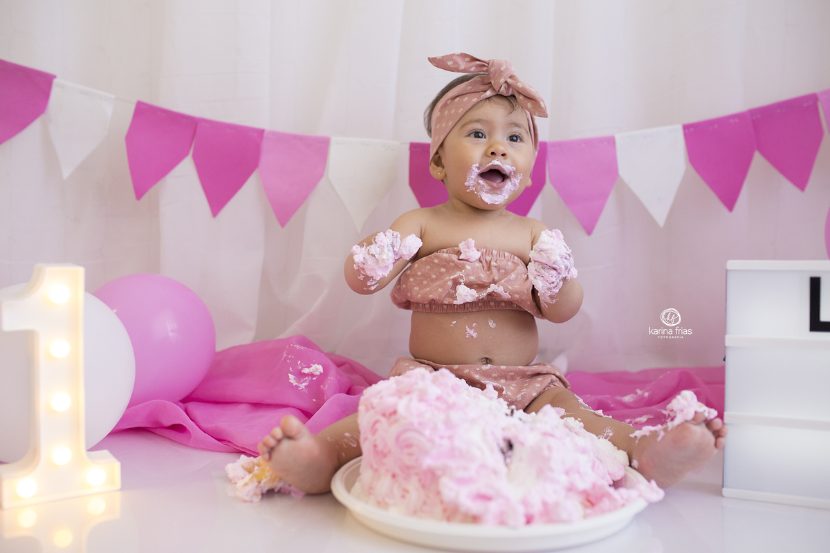 no ensaio smash a criança se lambuza com o bolo