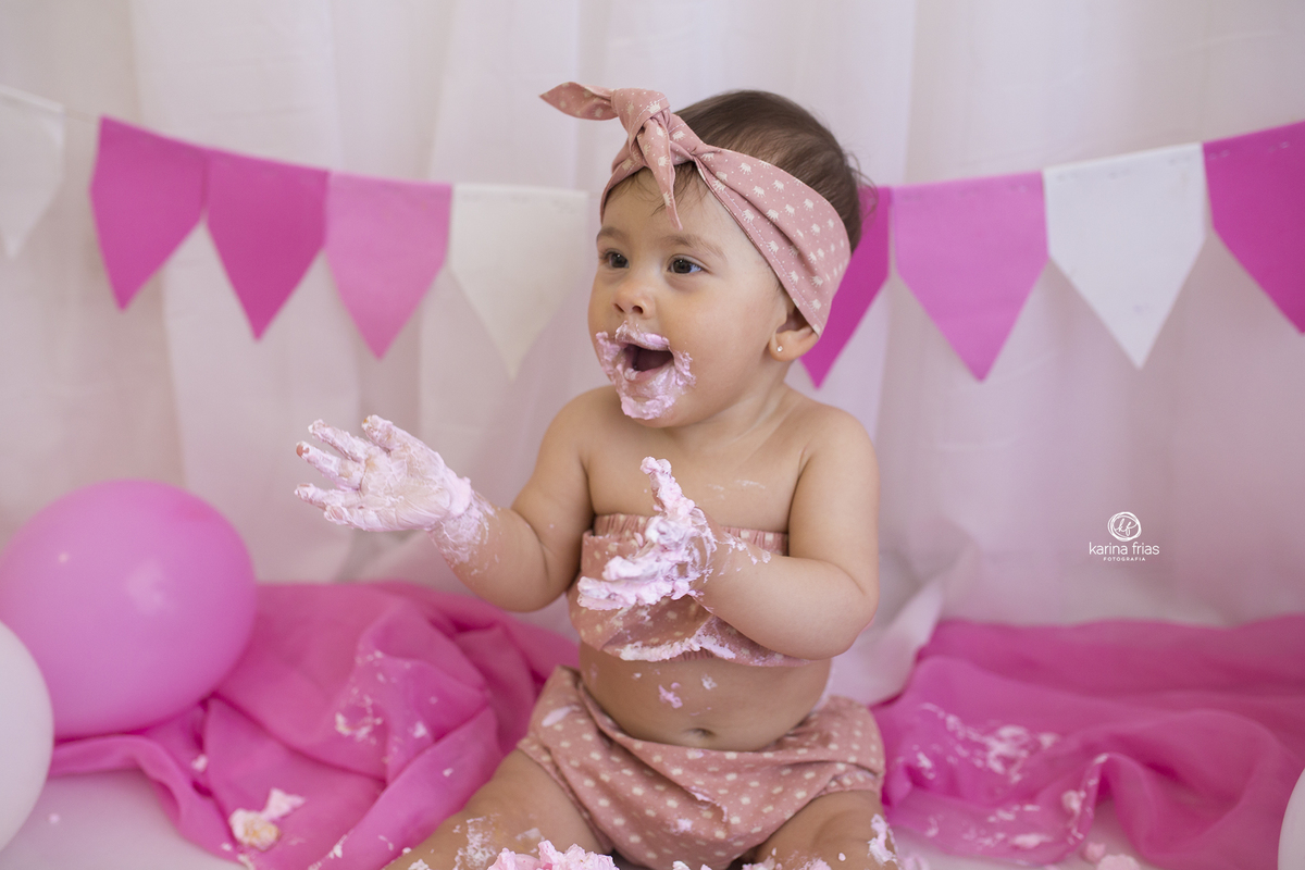 a criança se diverte no ensaio infantil