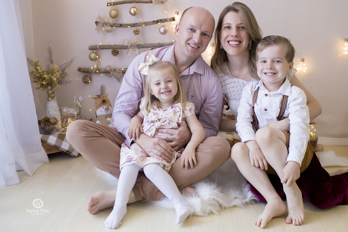 a familia posa no cenario de natal
